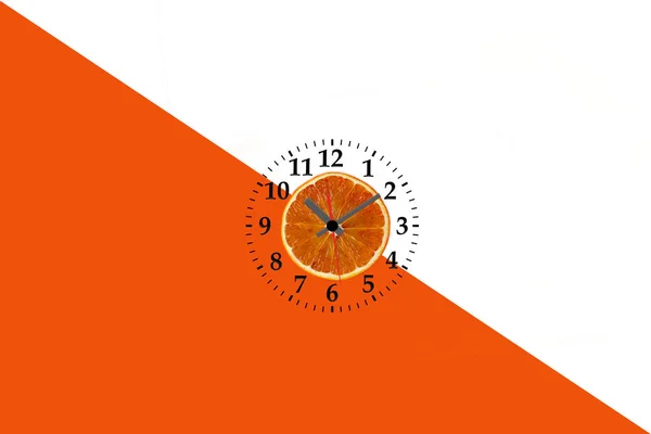 在白色和橙色 pa 上的时钟的橙色水果片的平躺 — 图库照片