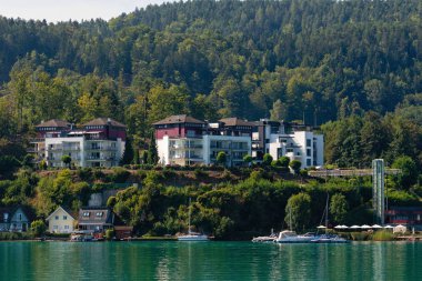 Worthersee, Avusturya - 08 Ağustos 2018: Tekne göl, güzel binalar, Dağları, ormanları, Karayolları sahil hattı büyük sahne.