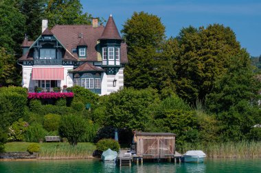 Worthersee, Avusturya - 08 Ağustos 2018: Tekne göl, güzel binalar, Dağları, ormanları, Karayolları sahil hattı büyük sahne.