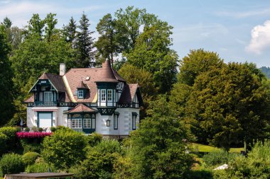 Worthersee, Avusturya - 08 Ağustos 2018: Tekne göl, güzel binalar, Dağları, ormanları, Karayolları sahil hattı büyük sahne.