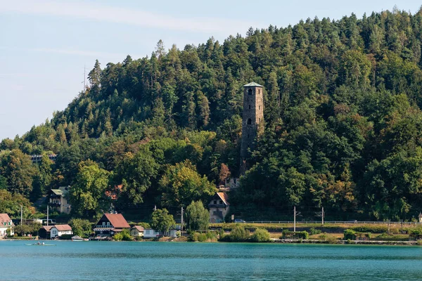 Wörthersee, Austria - 08 sierpień 2018: Wielkie dekoracje z łodzi do linii brzegowej jeziora, piękne budynki, góry, lasy, autostrad. — Zdjęcie stockowe