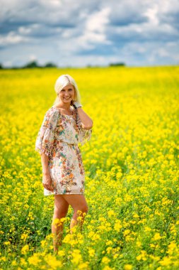 Yumuşak, seçici odaklama. Güzel, çekici, sarışın kadın bir y