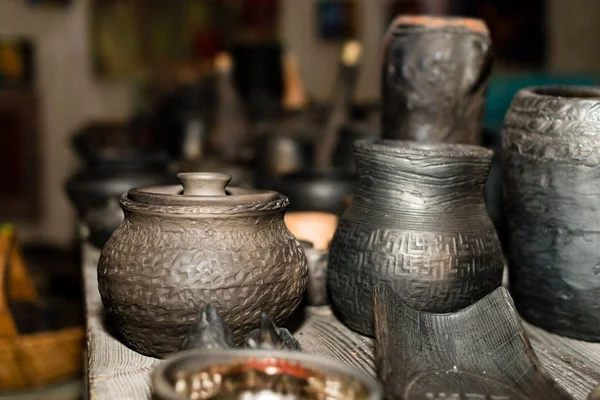 Burnt black ceramics. Burnt clay pots and plates, dishes - Imag — Stock Photo, Image