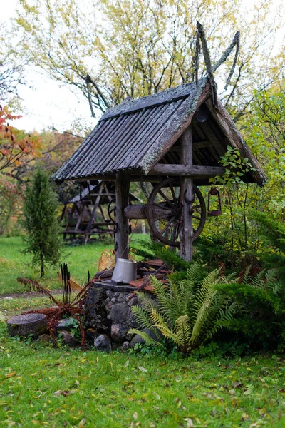 Ahşap çatı çiftlik evi ile tarihi iyi. — Stok fotoğraf