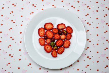 Yaratıcı Sevgililer Günü romantik kavram kompozisyon düz üst yatıyordu