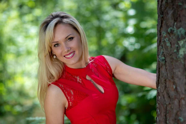Vacker, blond kvinna porträtt på en skogs bakgrund. Kopiera SP — Stockfoto