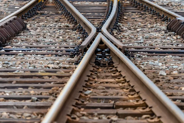 Flera järnvägsspår växlar, symbolisk bild för beslut, separation och ledaregenskaper. -Image — Stockfoto
