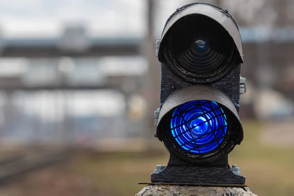 Semáforo com luz azul ardente. A intersecção de vias férreas. - Imagem — Fotografia de Stock