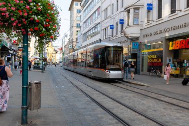 Linz, Avusturya - 02 Ağustos 2018: şehir merkezindeki alışveriş caddesinde koç.