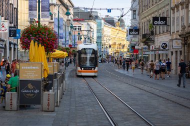 Linz, Avusturya - 02 Ağustos 2018: şehir merkezindeki alışveriş caddesinde koç.