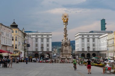 Linz, Avusturya - 02 Ağustos 2018: Avusturya'nın Linz kentindeki hauptplatz ana meydanının manzarası. - Resim