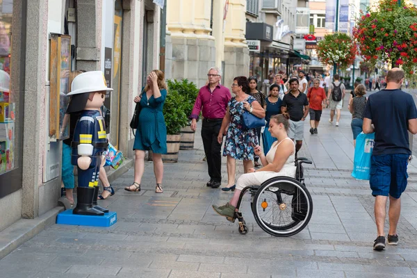 Linz, Ausztria-augusztus 02, 2018: sok ismeretlen turisták és a helyi Taubenmarkt; bevásárló utcája a város Cente. — Stock Fotó