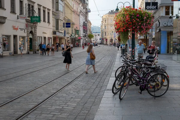 Linz, Austria-02 sierpnia 2018: widok na ulicę z chodzeniem ludzi w pobliżu głównego placu Hauptplatz. -Obraz — Zdjęcie stockowe