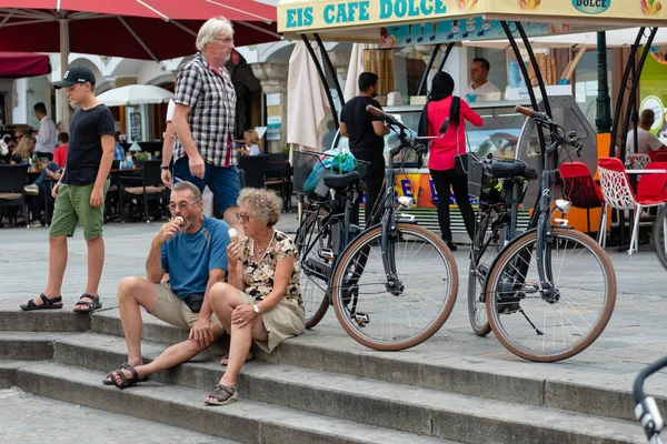 LINZ, AUSTRIA - 02 de agosto de 2018: Los turistas se relajan en la plaza central de la ciudad . — Foto de Stock