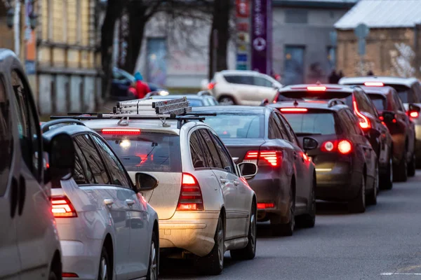 Riga, Letonya - 27 Mart 2019: Akşam ve bokeh ışıkları yolda araba satır ile şehirde trafik sıkışıklığı - görüntü