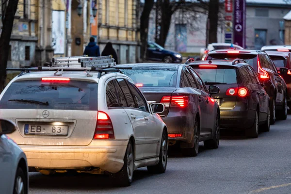 Рига, Латвія-27 березня 2019: пробки в місті з рядом автомобілів на дорозі в вечірній і Боке вогні-зображення — стокове фото