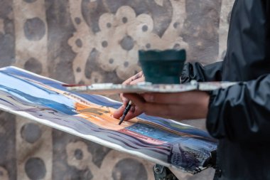 Fırça ve palet boyama sokak sahnesi ile Sanatçılar el - Resim