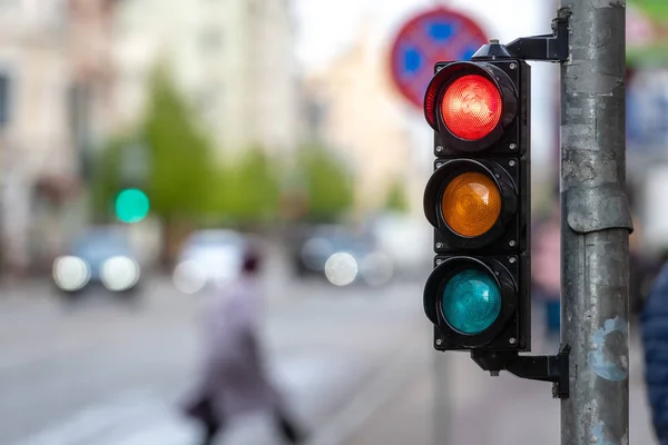 Eine Stadtdurchquerung mit einer Semaphore. Rotlicht in Semaphore - Bild — Stockfoto