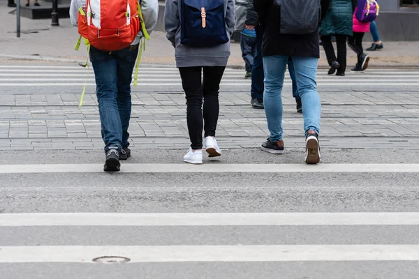 Stopy pieszych spacerów na skrzyżowaniu-obraz — Zdjęcie stockowe