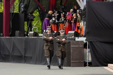 RIGA, LATVIA - 4 Mayıs 2019: Özgürlük Anıtı 'nda nöbet değiştiren askerler.