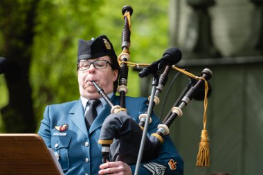 Riga, Letonya - 4 Mayıs 2019: Şehir parkında şenlikli konser. Kanada Ordusu müzisyenlergayda çalıyor.