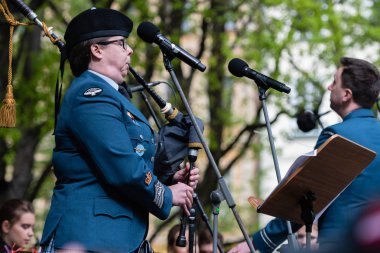 Riga, Letonya - 4 Mayıs 2019: Şehir parkında şenlikli konser. Kanada Ordusu müzisyenlergayda çalıyor.