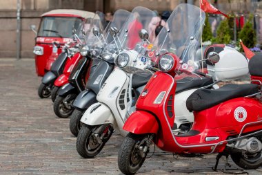 RIGA, LATVIA - 4 Mayıs 2019: Şehrin merkez meydanına park edilmiş klasik Vespa scooter sırası