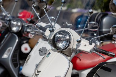 RIGA, LATVIA - 4 Mayıs 2019: Şehrin merkez meydanına park edilmiş klasik Vespa scooter sırası.