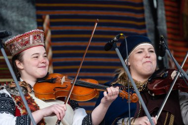 Riga, Letonya - 4 Mayıs 2019: Şehir parkında şenlikli konser.