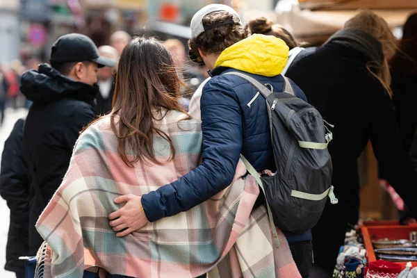 RIGA, Letonia - 4 de mayo de 2019: Un par de personas abrazadas están caminando por la calle. Vista trasera . —  Fotos de Stock