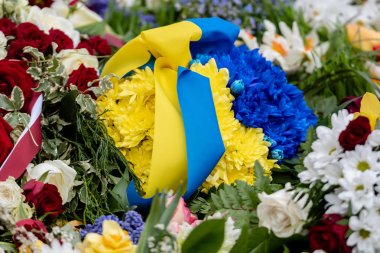 Ukrayna bayrağı kurdele ile çiçek buketi. Ukrayna Bağımlılık Günü - görüntü