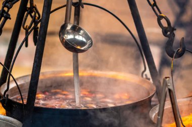 Sıcak gluhwein kase bir Noel Pazar, Riga, Letonya - görüntü yanıyor