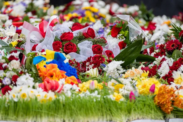 Flower bouquet with ribbon of Ukrainian flag. Dependence Day of the Ukraina - image — Stock Photo, Image