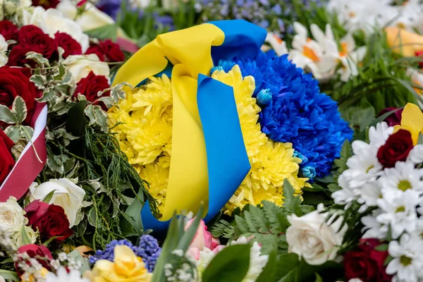 Μπουκέτο λουλουδιών με κορδέλα ουκρανικής σημαίας. Ημέρα εξάρτησης της Ουκρανο-εικόνας — Φωτογραφία Αρχείου