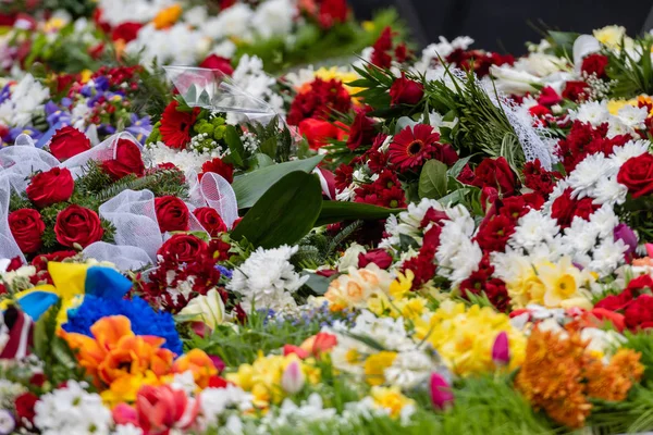 Flower bouquet with ribbon of Ukrainian flag. Dependence Day of the Ukraina - image — Stock Photo, Image