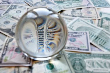 Amerikan doları banknotkristal bir topun içinden görüldü. Yaratıcı konsept, iş, bankacılık, vergi ve finans.