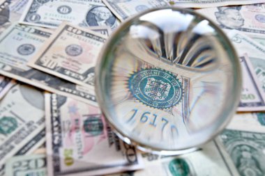 Amerikan doları banknotkristal bir topun içinden görüldü. Yaratıcı konsept, iş, bankacılık, vergi ve finans.