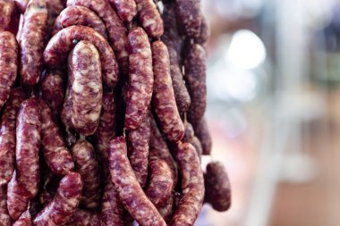 Piyasada dikey olarak asılı kurutulmuş sosis ile Arka plan p