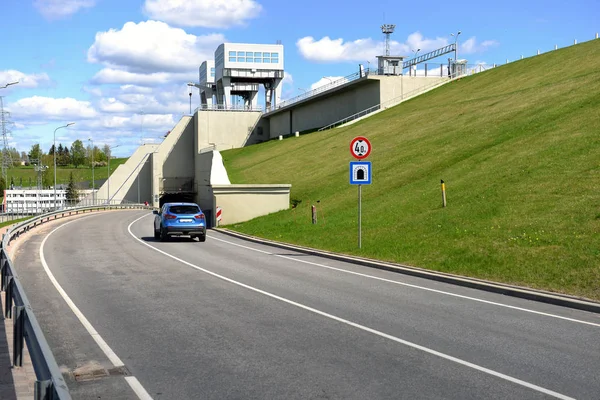 Carretera y túnel bajo central hidroeléctrica en Aizkraukle, Letonia - imagen — Foto de Stock