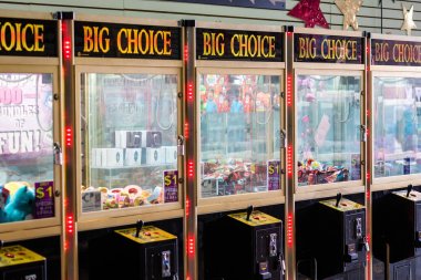 Atlantic City, New Jersey - 18 Haziran 2019: Atlantic City'deki Steel Pier'de slot makineleri sırası.