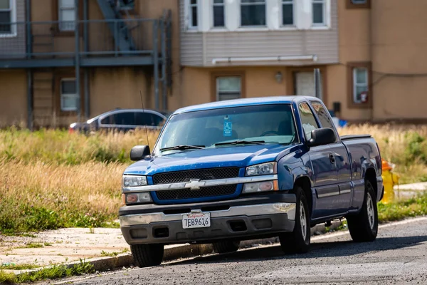 Atlantic City, New Jersey - 18 Haziran 2019: 18 Haziran 2019'da Atlantic City'de park etmiş kamyonu mavi pick up