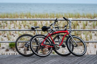 Atlantic City sahil kaldırımına park etmiş iki bisiklet.