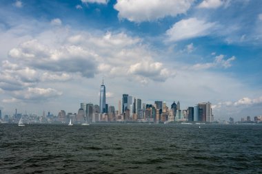 Manhattan şehir merkezindeki Skyline ve modern ofis binaları Hudson Nehri 'nin karşısından izleniyor. - Görüntü
