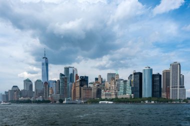 Manhattan şehir merkezindeki Skyline ve modern ofis binaları Hudson Nehri 'nin karşısından izleniyor. - Görüntü