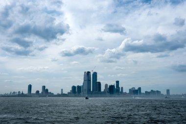 Manhattan şehir merkezindeki Skyline ve modern ofis binaları Hudson Nehri 'nin karşısından izleniyor. - Görüntü