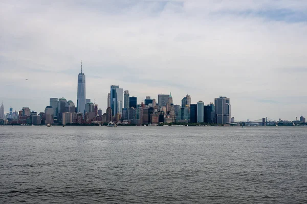 Skyline e edifícios de escritórios modernos de Midtown Manhattan visto do outro lado do rio Hudson. - Imagem — Fotografia de Stock