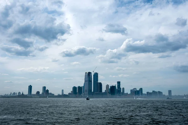 Skyline und moderne Bürogebäude von Midtown Manhattan von der anderen Seite des Hudson River aus gesehen. - Bild — Stockfoto