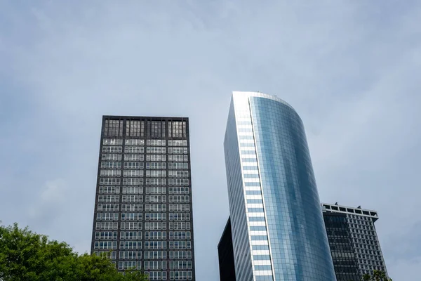 Небоскребы с низким углом обзора в финансовом районе Нью-Йорка, США - Image — стоковое фото