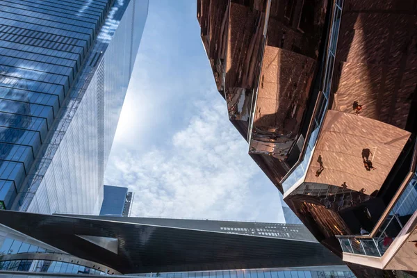 Низкий угол графический вид на небоскребы и части здания судна, солнечное голубое небо, Нью-Йорк - изображение — стоковое фото