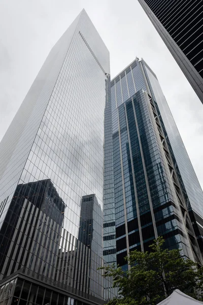 Небоскребы с низким углом обзора в финансовом районе Нью-Йорка, США - Image — стоковое фото